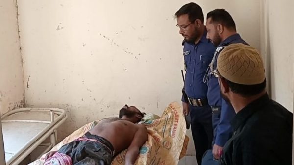 পিরোজপুরে ডাকাতির সময় স্থানীয়দের গণপিটুনিতে এক ডাকাত নিহত হয়েছে। আহত অবস্থায় আরেকজন আটক করে পুলিশে দেওয়া হয়েছে। ঘটনাস্থল থেকে স্বর্ণালঙ্কার লুট করে পালিয়েছে ডাকাতদলের সদস্যরা।