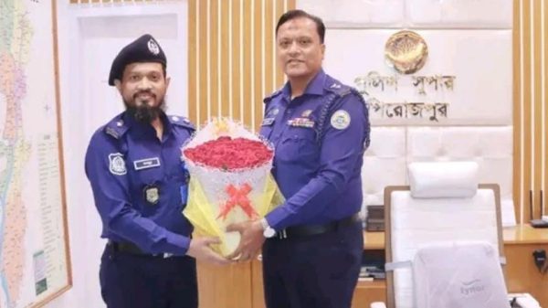 পিরোজপুর জেলায় নতুন পুলিশ সুপার হিসেবে যোগদান করেছেন মোহাম্মদ মনজুর আহমেদ সিদ্দিকী। ফুলেল শুভেচ্ছার মধ্য দিয়ে দায়িত্ব গ্রহণ করেন তিনি। নতুন এসপির যোগদানে জেলার আইন-শৃঙ্খলা ও সেবার মান আরও উন্নতির আশা করা হচ্ছে।