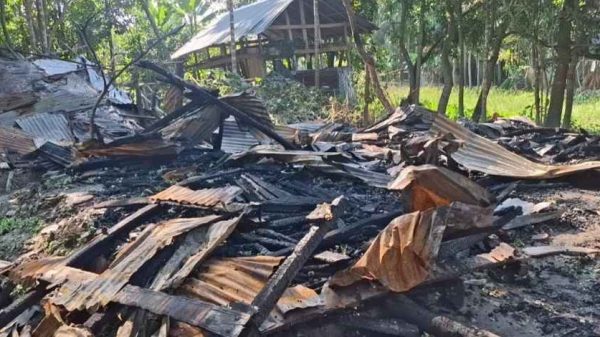 পিরোজপুরের কদমতলায় দুর্বৃত্তদের দেওয়া আগুনে ইসলামী ছাত্র আন্দোলন নেতার বসতঘর সম্পূর্ণ পুড়ে ছাই হয়ে গেছে। ঘটনায় প্রায় ৫ লাখ টাকার ক্ষতি। পরিবারের দাবি—অগ্নিসংযোগ উদ্দেশ্যপ্রণোদিত।