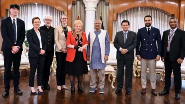 বাংলাদেশের চলমান পুলিশ সংস্কার ও গণশাসন জোরদারের প্রচেষ্টায় সহযোগিতার প্রস্তাব দিয়েছে আয়ারল্যান্ড। রাষ্ট্রীয় অতিথি ভবন যমুনায় প্রধান উপদেষ্টা প্রফেসর মুহাম্মদ ইউনূসের সঙ্গে সাক্ষাৎ করে এ আগ্রহ প্রকাশ করেন আয়ারল্যান্ডের অনাবাসিক রাষ্ট্রদূত কেভিন কেলি ও ব্যারোনেস নুয়ালা ও’লোন।