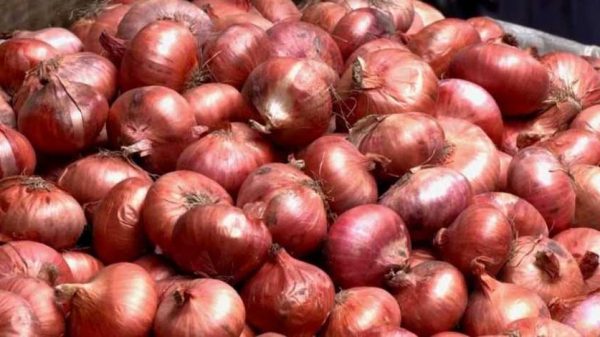 চট্টগ্রামের বাজারে হঠাৎ করে বেড়ে গেছে পেঁয়াজের দাম। নভেম্বরের শুরুতেই কেজিপ্রতি ২৫-৩০ টাকা পর্যন্ত বেড়েছে। ব্যবসায়ীরা বলছেন, আমদানি বন্ধ ও দেশি পেঁয়াজের ঘাটতির কারণেই এই দাম বৃদ্ধি।