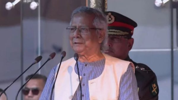 সশস্ত্রবাহিনী দিবসে প্রধান উপদেষ্টা অধ্যাপক ইউনূস বলেন, স্বাধীনতা ও সার্বভৌমত্ব রক্ষা এবং রাষ্ট্র সংস্কারে সেনাবাহিনী গুরুত্বপূর্ণ ভূমিকা পালন করছে। আসন্ন নির্বাচনে সশস্ত্র বাহিনী নতুন বাংলাদেশের যাত্রায় গুরুত্বপূর্ণ অবদান রাখবে বলে তিনি মন্তব্য করেন।