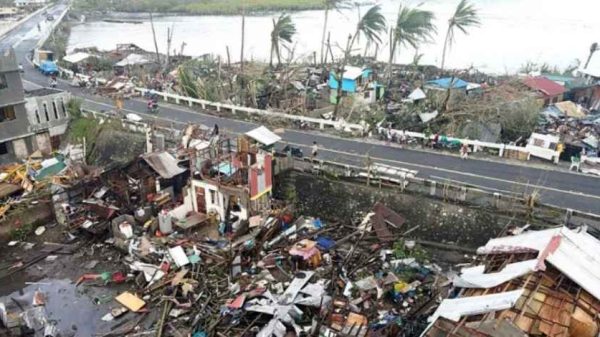 ঘূর্ণিঝড় কালমায়েগির পর ফিলিপাইনে আবারও আঘাত হেনেছে সুপার টাইফুন ‘ফাং-ওং’। ঝড়ে দুই জনের মৃত্যু হয়েছে এবং লাখো মানুষকে নিরাপদ স্থানে সরিয়ে নেওয়া হয়েছে। বাতাসের গতিবেগ ঘণ্টায় ২৩‍০ কিলোমিটার ছাড়িয়েছে।