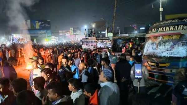 বরিশালে হাফ ভাড়া না নেওয়াকে কেন্দ্র করে শিক্ষার্থী ও বাস শ্রমিকদের মধ্যে সংঘর্ষে অন্তত ৬০ জন আহত ও অর্ধশতাধিক বাস ভাঙচুরের ঘটনা ঘটে।