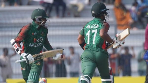 রাজশাহীতে সিরিজের তৃতীয় ওয়ানডেতে ব্যাটিং ব্যর্থতায় ১০২ রানে হেরে গেছে বাংলাদেশ অনূর্ধ্ব–১৯ দল। কালাম সিদ্দিকীর ৭১ রান সত্ত্বেও ২৭৬ রানের লক্ষ্য ছুঁতে পারেনি স্বাগতিকরা। এই জয়ে সিরিজে ১–১ সমতায় ফিরেছে আফগানিস্তান অনূর্ধ্ব–১৯ দল।