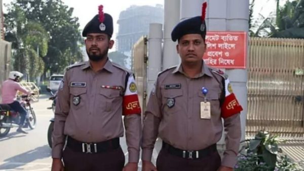 বাংলাদেশ পুলিশে নতুন লৌহ রঙের পোশাক চালু হয়েছে। ডিএমপিসহ সব মহানগর পুলিশ ও বিশেষায়িত ইউনিটে পোশাক কার্যকর করা হয়েছে। জেলা পুলিশও পর্যায়ক্রমে নতুন পোশাক পাবে।