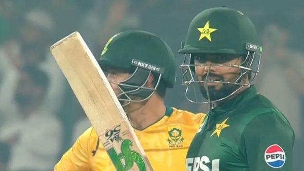 দক্ষিণ আফ্রিকার বিপক্ষে তৃতীয় টি-টোয়েন্টিতে দুর্দান্ত ইনিংস খেলে রোহিত শর্মাকে ছাড়িয়ে আন্তর্জাতিক টি-টোয়েন্টিতে সর্বোচ্চ ফিফটির মালিক হলেন বাবর আজম। ৬৮ রানের ঝড়ো ইনিংসে পাকিস্তান পেল ৪ উইকেটের জয় ও সিরিজ জয়ের স্বাদ।