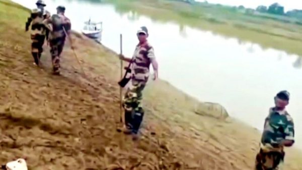 সিলেটের জকিগঞ্জ সীমান্তে বাংলাদেশ ভূখণ্ডে প্রবেশ করে বাঁশের খুঁটি ও স্থাপনা ভাঙচুর করেছে বিএসএফ সদস্যরা। স্থানীয়দের ক্ষোভে পরিস্থিতি উত্তপ্ত হয়ে উঠলেও বিজিবির হস্তক্ষেপে তারা ফিরে যায়। এ ঘটনায় বিজিবি কড়া প্রতিবাদ জানিয়েছে এবং সীমান্তে নজরদারি বাড়ানো হয়েছে।