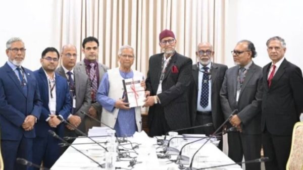 জাতীয় স্বাধীন তদন্ত কমিশন বিডিআর বিদ্রোহের বর্বর হত্যাযজ্ঞের পূর্ণাঙ্গ তদন্ত রিপোর্ট প্রধান উপদেষ্টা মুহাম্মদ ইউনূসের কাছে জমা দিয়েছে। প্রতিবেদনে উঠে এসেছে পরিকল্পিত হত্যাকাণ্ড, রাজনৈতিক সম্পৃক্ততা ও নিরাপত্তা সংস্থার ব্যর্থতার চাঞ্চল্যকর তথ্য।