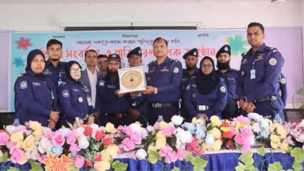 পিরোজপুর জেলা পুলিশ সুপারের বিদায়ী সংবর্ধনা ও স্মৃতিচারণমূলক অনুষ্ঠান অনুষ্ঠিত হয়েছে। অনুষ্ঠানে পুলিশ সদস্যরা আবেগঘনভাবে তাকে বিদায় জানান এবং জেলা পুলিশের সেবার মান উন্নয়নে তার অবদানের কথা স্মরণ করা হয়।