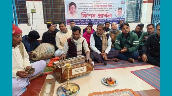 ঝিনাইদহের চাকলাপাড়া সিদ্ধেশ্বরী কালী মন্দিরে বেগম খালেদা জিয়ার রোগমুক্তি কামনায় সনাতন ধর্মাবলম্বীদের কীর্তন, গীতা পাঠ ও বিশেষ প্রার্থনা অনুষ্ঠিত হয়েছে।