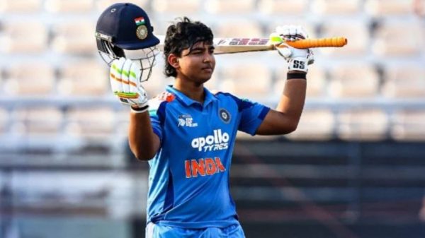 রাইজিং স্টারস এশিয়া কাপে মাত্র ৩২ বলে সেঞ্চুরি করে ক্রিকেটবিশ্বকে চমকে দিলেন ১৪ বছর বয়সী ভারতীয় প্রতিভা বৈভব সূর্যবংশী। ৪২ বলে ১৪৪ রানের ঝড়ো ইনিংসে তিনি গড়লেন নতুন রেকর্ড। ভারত ‘এ’ দল ১৪৮ রানে বড় জয় পায়।