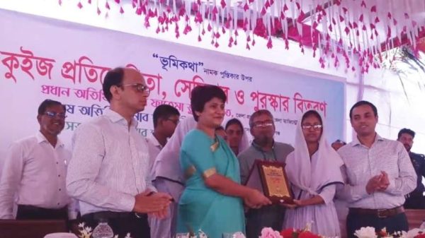 মুন্সিগঞ্জের টঙ্গীবাড়ীতে উপজেলা প্রশাসনের উদ্যোগে ‘ভূমিকথা’ পুস্তিকাকে কেন্দ্র করে কুইজ প্রতিযোগিতা, সেমিনার ও পুরস্কার বিতরণ অনুষ্ঠিত হয়েছে। অংশগ্রহণ করে সাতটি শিক্ষা প্রতিষ্ঠান।