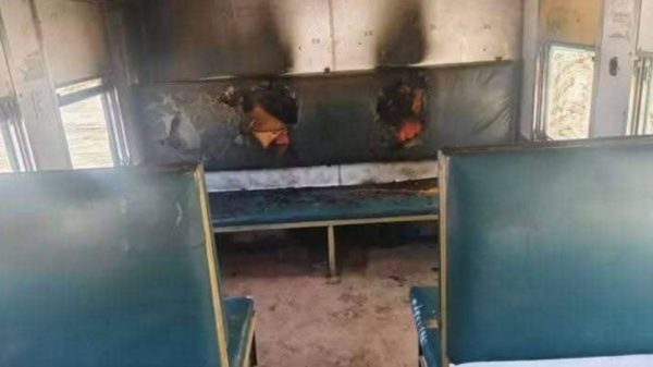 ময়মনসিংহে ওয়াশপিটে দাঁড়ানো জারিয়া লোকাল ট্রেনের একটি বগিতে দুর্বৃত্তরা আগুন দেয়। এতে কয়েকটি সিট পুড়ে যায়। আরএনবির তৎপরতায় আগুন দ্রুত নিয়ন্ত্রণে আসে।