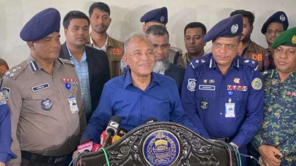 বরিশালে আইনশৃঙ্খলা বাহিনীর সঙ্গে বৈঠক শেষে স্বরাষ্ট্র উপদেষ্টা লেফটেন্যান্ট জেনারেল (অব.) মো. জাহাঙ্গীর আলম চৌধুরী বলেন, শেখ হাসিনার বিরুদ্ধে মানবতাবিরোধী অপরাধের মামলার রায় যা-ই হোক, তা কার্যকর হবে। পাশাপাশি নির্বাচনকে উৎসবমুখর করতে প্রশাসনকে প্রস্তুত থাকার নির্দেশ দেওয়া হয়েছে।