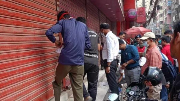 মুগদায় ভূমিকম্পে হেলে পড়া ঝুঁকিপূর্ণ ভবনের নিচতলার দোকান সিলগালা করেছে রাজউক। জনগণের নিরাপত্তায় ভবন মালিককে ১৫ দিনের মধ্যে ডিইএ রিপোর্ট জমা দিতে নির্দেশ দেওয়া হয়েছে।