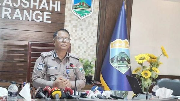 নাটোর ও পাবনার তিনটি উপজেলায় যৌথ অভিযানে ৭২ জনকে গ্রেপ্তার করা হয়েছে। অভিযান চলাকালে দেশি-বিদেশি অস্ত্র ও বিপুল পরিমাণ মাদকদ্রব্য উদ্ধার করা হয়। রাজশাহী রেঞ্জের ডিআইজি তথ্য দিয়েছেন।