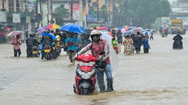 শ্রীলঙ্কায় ঘূর্ণিঝড় ডিটওয়ার তাণ্ডবে মৃতের সংখ্যা বেড়ে ১৩২। নিখোঁজ ১৭৬ জন। ১৫ হাজারের বেশি ঘরবাড়ি ধ্বংস, ৭৮ হাজার মানুষ আশ্রয়কেন্দ্রে। প্রেসিডেন্ট জরুরি অবস্থা জারি করেছেন। ভারতসহ বিভিন্ন দেশ ত্রাণ সহায়তা পাঠাচ্ছে।