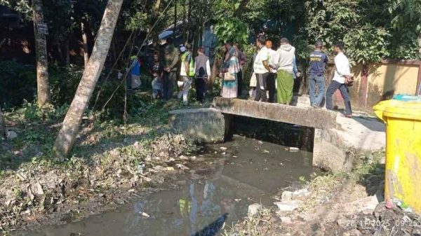 পিরোজপুর শহরের সিআই পাড়া চাঁদমারি খাল সংস্কার ও অবৈধ স্থাপনা উচ্ছেদ অভিযান শুরু হয়েছে। দখলমুক্ত, ময়লা অপসারণ ও পলি পরিষ্কার কার্যক্রমে অংশ নেয় প্রশাসন, পৌরসভা ও স্বেচ্ছাসেবীরা। খালের স্বাভাবিক প্রবাহ ফিরিয়ে আনতে চলছে উদ্যোগ।