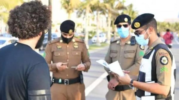 সৌদি আরবে বাসস্থান, শ্রমবিধি ও সীমান্ত নিরাপত্তা লঙ্ঘনের জন্য এক সপ্তাহে ২২ হাজার ১৫৬ জনকে গ্রেপ্তার করেছে কর্তৃপক্ষ। অবৈধ প্রবেশ, শ্রম আইন লঙ্ঘন ও আশ্রয়–পরিবহন সহায়তায় কঠোর শাস্তির ঘোষণা দিয়েছে স্বরাষ্ট্র মন্ত্রণালয়।