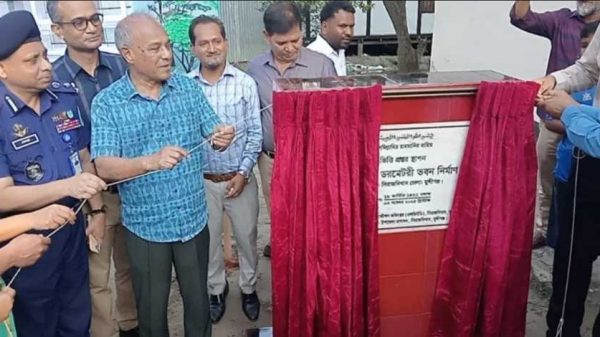 স্বরাষ্ট্র উপদেষ্টা লেফটেন্যান্ট জেনারেল (অব.) মো. জাহাঙ্গীর আলম চৌধুরী বলেছেন, দেশের বর্তমান আইনশৃঙ্খলা পরিস্থিতি অত্যন্ত সন্তোষজনক। প্রশাসন ও আইনশৃঙ্খলা বাহিনী সমন্বিতভাবে কাজ করছে, যা সুষ্ঠু নির্বাচন পরিচালনায় সহায়ক হবে।