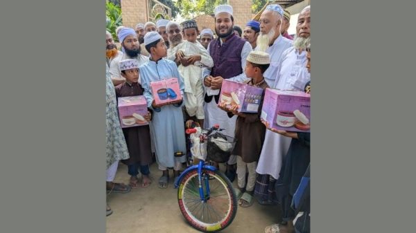 দিনাজপুরের বীরগঞ্জে ৪০ দিন জামায়াতে নামাজ আদায়কৃত শিশুদের হাতে পুরস্কার তুলে দেন জামায়াতের এমপি প্রার্থী মতিউর রহমান। মসজিদভিত্তিক নৈতিকতা বৃদ্ধির এ উদ্যোগে স্থানীয়দের ইতিবাচক সাড়া।