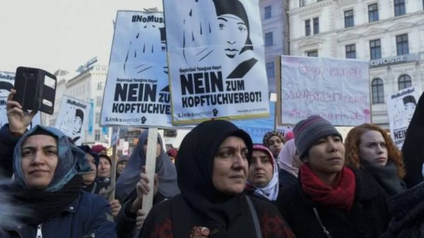 অস্ট্রিয়ার পার্লামেন্ট ১৪ বছরের কম বয়সী মেয়েদের স্কুলে হিজাব পরা নিষিদ্ধ করার প্রস্তাব অনুমোদন করেছে। মানবাধিকার সংস্থা বলছে, এটি বৈষম্যমূলক এবং সামাজিক বিভাজন বাড়াবে।