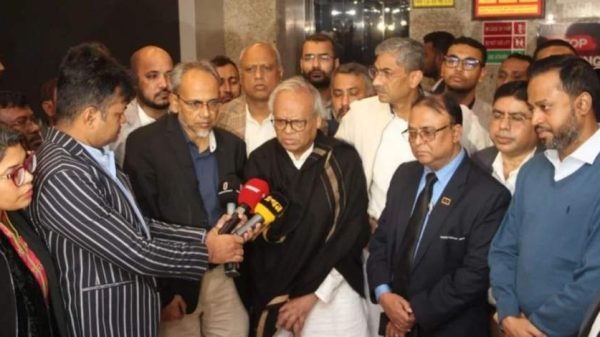 দেশের বিভিন্ন স্থানে আগুনে পুড়িয়ে হত্যা ও চোরাগোপ্তা হামলার ঘটনায় সুষ্ঠু তদন্ত ও দোষীদের দৃশ্যমান বিচার চেয়েছেন বিএনপির সিনিয়র নেতা রুহুল কবির রিজভী।