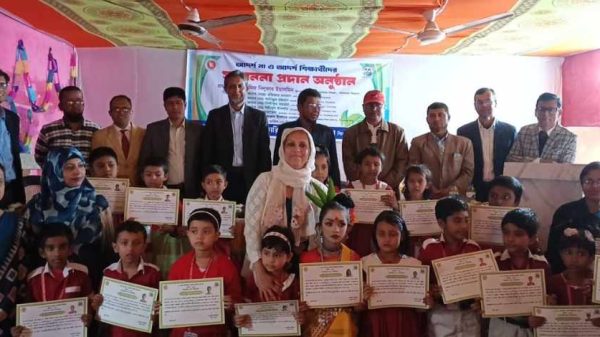 পিরোজপুর সদর উপজেলার পালপাড়া সরকারি প্রাথমিক বিদ্যালয়ে আদর্শ মা ও আদর্শ শিক্ষার্থীদের সংবর্ধনা অনুষ্ঠিত হয়েছে। শিক্ষার মান উন্নয়নে অভিভাবক ও শিক্ষার্থীদের সম্মাননা প্রদান করা হয়।