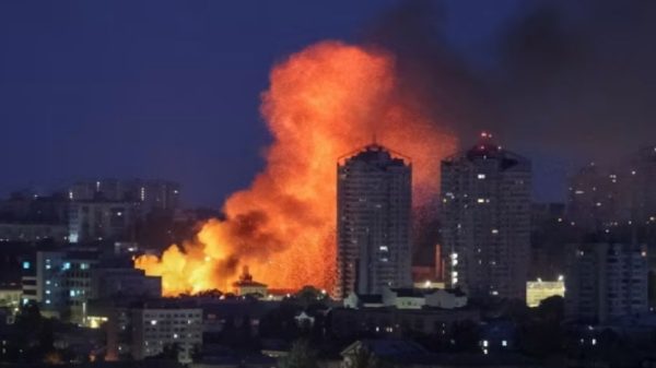 রাশিয়ার ড্রোন ও ক্ষেপণাস্ত্র হামলায় তীব্র শীতের মধ্যে ইউক্রেনের বিভিন্ন অঞ্চলে বিদ্যুৎ বিভ্রাট দেখা দিয়েছে। কিয়েভসহ কয়েকটি এলাকায় নিহত ও আহতের খবর পাওয়া গেছে।