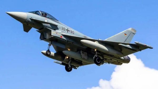 বাংলাদেশ বিমান বাহিনীতে যুক্ত হতে যাচ্ছে আধুনিক যুদ্ধবিমান ইউরোফাইটার টাইফুন। ইতালির লিওনার্দো এসপিএ’র সঙ্গে প্রাথমিক চুক্তি সই হয়েছে ঢাকায়।