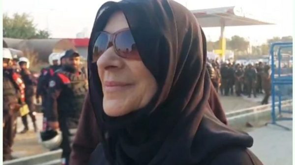 কারাবন্দী ইমরান খানের সঙ্গে দেখা করে বোন উজমা জানান, ইমরানকে এক কক্ষে বন্দি রেখে মানসিক নির্যাতন করা হচ্ছে। কঠোর নিরাপত্তার মধ্যেও বোনেরা কারাগারের দিকে রওনা দেন কিন্তু পুলিশ তাদের আটকে দেয়।