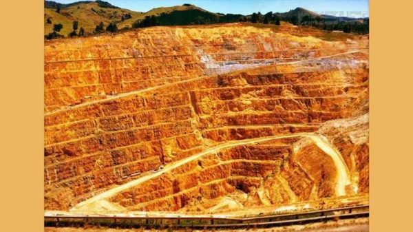 ইরানের শাদান সোনার খনিতে ৭.৯৫ মিলিয়ন টন অক্সাইড ও ৫৩.১ মিলিয়ন টন সালফাইড সোনার আকরিকসহ বিশাল স্বর্ণ মজুদ পাওয়া গেছে। মন্ত্রণালয় থেকে মজুদটি আনুষ্ঠানিকভাবে বৈধতা পেয়েছে।