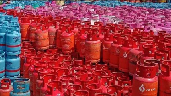 বিইআরসি ডিসেম্বর মাসের জন্য ভোক্তাপর্যায়ে এলপি গ্যাসের নতুন মূল্য নির্ধারণ করেছে। ১২ কেজি সিলিন্ডারের দাম বেড়ে হলো ১,২৫৩ টাকা। অটোগ্যাসের দামও বাড়ানো হয়েছে।