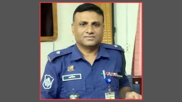 বিএনপি-জামায়াত নেতাকর্মীদের বিরুদ্ধে গায়েবি ও মিথ্যা মামলার অভিযোগে আলোচিত জীবননগর থানার সাবেক ওসি এস এম জাবীদ এখন ঝিনাইদহ পিবিআইতে কর্মরত। বিষয়টি নিয়ে রাজনৈতিক অঙ্গনে বিতর্ক।