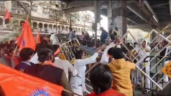 কলকাতায় বাংলাদেশ ডেপুটি হাইকমিশনের সামনে হিন্দুত্ববাদী সংগঠনের বিক্ষোভে উত্তেজনা ছড়ায়। পুলিশের লাঠিচার্জে আহত হন বেশ কয়েকজন, আটকও করা হয়।