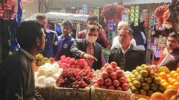 পিরোজপুরের কাউখালীতে ভোক্তা অধিদপ্তরের অভিযানে পণ্যের মান যাচাই করে ৪টি প্রতিষ্ঠানকে ৭ হাজার টাকা জরিমানা করা হয়েছে। জনসচেতনতা বৃদ্ধিতে লিফলেট বিতরণসহ নিয়মিত বাজার তদারকি করা হয়।