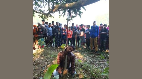 ঝিনাইদহের কালীগঞ্জে আম গাছের নিচু ডাল থেকে প্রতাপ কুমার নামে এক যুবকের ঝুলন্ত মরদেহ উদ্ধার করেছে পুলিশ। পা মাটিতে থাকায় হত্যার সন্দেহ করছে স্থানীয়রা।