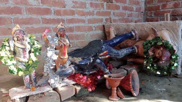 দিনাজপুরের কাহারোল উপজেলায় একটি ব্যক্তিগত কালী মন্দিরে দুর্বৃত্তদের দ্বারা মূর্তি ভাঙচুরের ঘটনায় প্রশাসন তদন্তের আশ্বাস দিয়েছে।