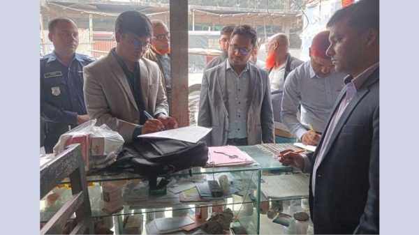 দিনাজপুরের কাহারোলে ভ্রাম্যমাণ আদালতের অভিযানে তিন ফার্মেসিকে ফ্রি স্যাম্পল ও পশুর ঔষধ রাখার দায়ে ৬ হাজার টাকা জরিমানা করা হয়েছে। অভিযানে উপস্থিত ছিলেন ঔষধ তত্ত্বাবধায়ক ও ভেটেরিনারি সার্জন।