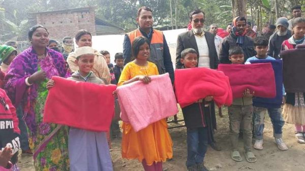 দিনাজপুরের কাহারোলে ওয়ার্ল্ড ভিশন বাংলাদেশের উদ্যোগে পাইকপাড়া সরকারি প্রাথমিক বিদ্যালয়ে ৩ হাজার ৫৫০ জন শিশুর মাঝে শীতবস্ত্র বিতরণ করা হয়েছে।