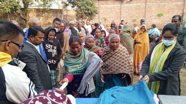 দিনাজপুরের কাহারোল উপজেলায় উপজেলা প্রশাসনের উদ্যোগে শীতার্ত ও অসহায় মানুষের মাঝে কম্বল বিতরণ করা হয়েছে। মানবিক এই কার্যক্রমে স্বস্তি ফিরেছে সাধারণ মানুষের মাঝে।