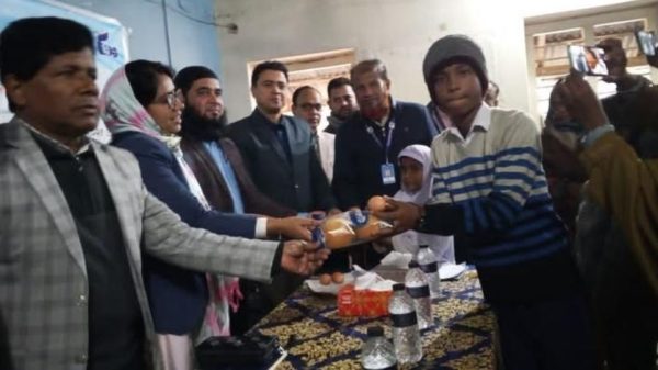 দিনাজপুরের কাহারোল উপজেলায় শিশু নিকেতন সরকারি প্রাথমিক বিদ্যালয়ে স্কুল ফিডিং কর্মসূচির শুভ উদ্বোধন করা হয়েছে। উপজেলা প্রশাসন ও প্রাথমিক শিক্ষা অফিসের উদ্যোগে এ কর্মসূচি বাস্তবায়ন হচ্ছে।