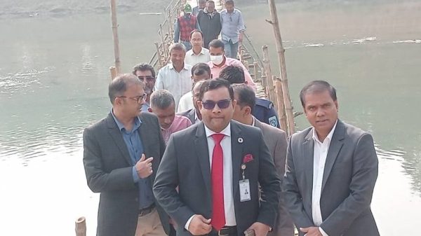 দিনাজপুরের কাহারোলে ৩৩ কোটি টাকায় ১৫ গ্রামের মানুষের দীর্ঘ প্রতীক্ষিত স্বপ্নের সেতু নির্মাণের ভূমি অধিগ্রহণ পরিদর্শন করেছেন স্থানীয় সরকার বিভাগের যুগ্ম সচিব আবুল খায়ের মোহাম্মদ হাফিজুল্লাহ খান। সেতুটি হলে লাখো মানুষের দুর্ভোগ ঘুচে যাতায়াতে আসবে বৈপ্লবিক পরিবর্তন।