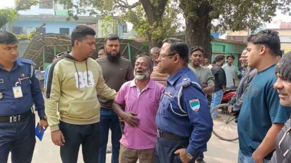 ঝিনাইদহের কোটচাঁদপুরে ট্রাকচাপায় ওয়ারলেস অপারেটর পুলিশ সদস্য আনিসুর রহমান নিহত হয়েছেন। পালিয়ে যাওয়া ট্রাক শনাক্তে তদন্ত ও অভিযান শুরু করেছে পুলিশ।