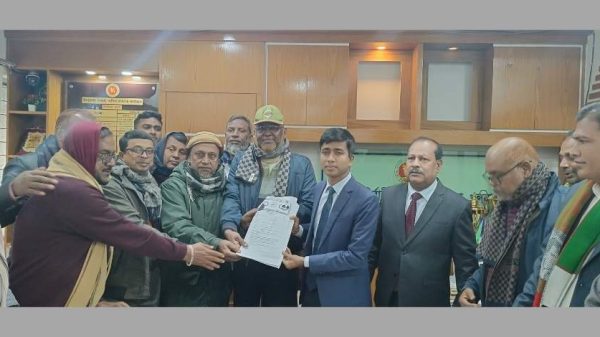 খুলনার দিঘলিয়ায় খুলনা-৪ আসনে বিএনপি মনোনীত প্রার্থী আজিজুল বারী হেলালের পক্ষে মনোনয়নপত্রের ছায়া কপি জমা দেওয়া হয়েছে। উপস্থিত ছিলেন জেলা ও উপজেলা বিএনপি নেতারা।