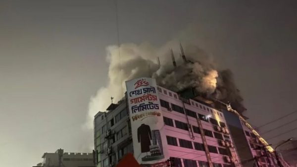 রাজধানীর গুলিস্তান জিরো পয়েন্টে খদ্দর বাজার মার্কেটের নির্মাণাধীন অংশে আগুন লাগার ঘটনায় দেড় ঘণ্টার চেষ্টায় আগুন নিয়ন্ত্রণে এনেছে ফায়ার সার্ভিস।