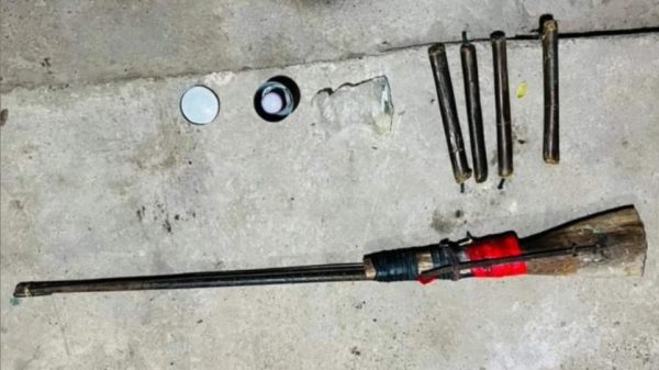 সিলেটের গোয়াইনঘাটে র‌্যাবের অভিযানে এক নলা বন্দুক, বিস্ফোরক ও গান পাউডার উদ্ধার করা হয়েছে। উদ্ধারকৃত আলামত নাশকতার কাজে ব্যবহারের আশঙ্কা করছে র‌্যাব।