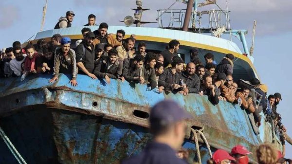 গ্রিসের ক্রিট দ্বীপের দক্ষিণে একটি মাছ ধরার নৌকা থেকে ৫৪০ আশ্রয়প্রার্থী উদ্ধার করেছে কোস্টগার্ড। উদ্ধারকৃতদের আশ্রয় প্রক্রিয়া শুরু হয়েছে।