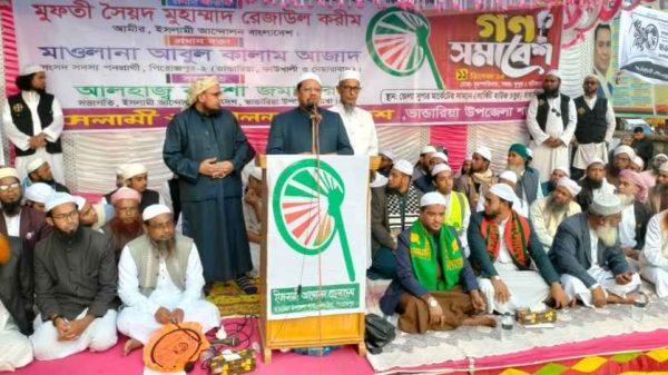 ভাণ্ডারিয়ার গণসমাবেশে চরমোনাই পীর বলেন, কেউ নির্বাচনের জন্য জিকির করতে করতে মুখে ফেনা তুললেও এখন নির্বাচন পেছানোর ষড়যন্ত্র করছে। জনগণ সব বোঝে, ষড়যন্ত্র সফল হবে না বলেও মন্তব্য করেন তিনি।